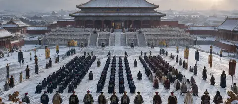 눈 내린 자금성 태화전 앞마당에 늘어선 청 관리와 사절들
