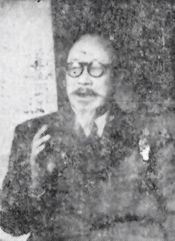 안경을 쓴 서상일이 손을 들고 있는 흑백 인물사진