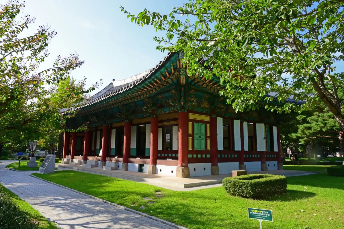 잔디밭 옆에 선 단청 입힌 선화당 건물