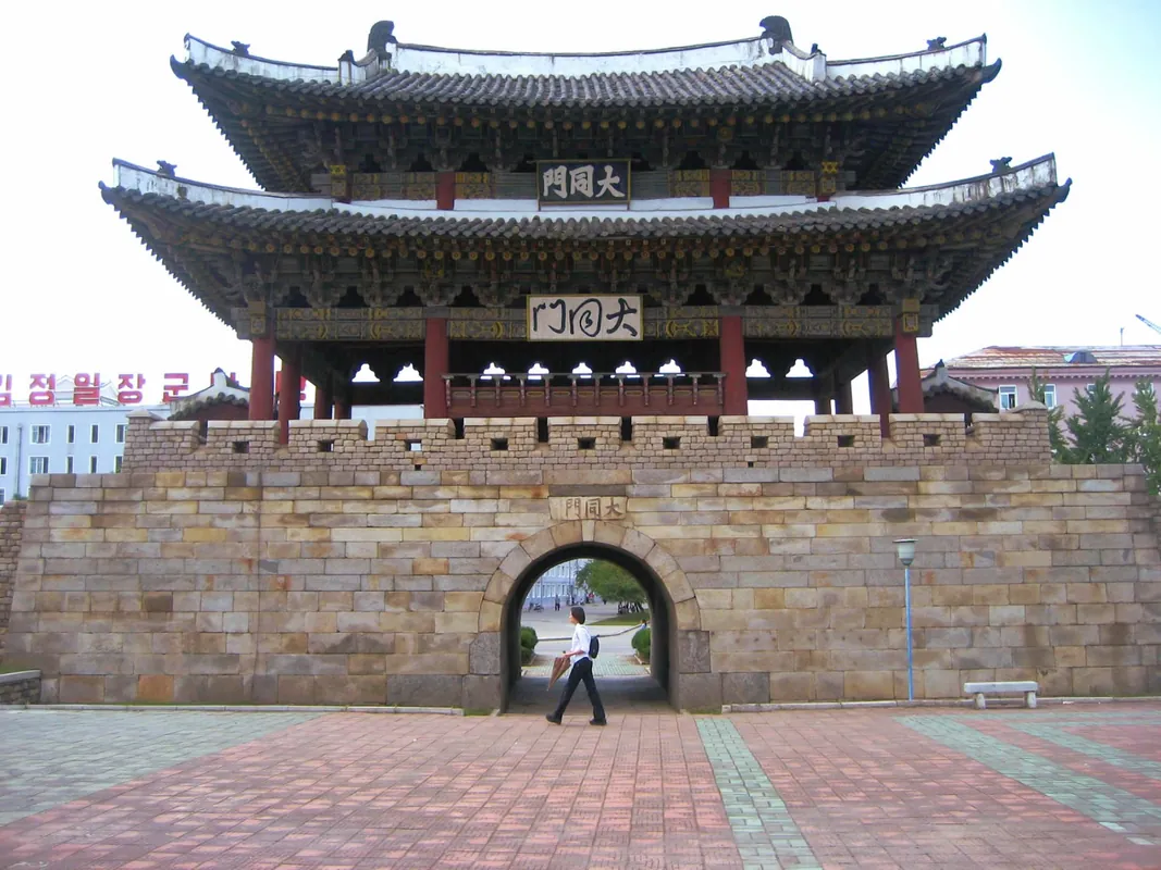 돌 축대 위에 2층 누각을 올린 평양 대동문