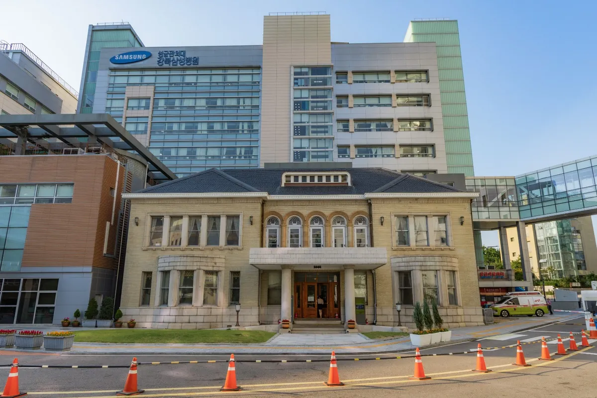 높은 병원 건물 앞에 선 2층짜리 서양식 석조 건물