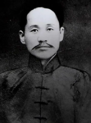 중국식 옷을 입은 신채호의 흑백 상반신 사진