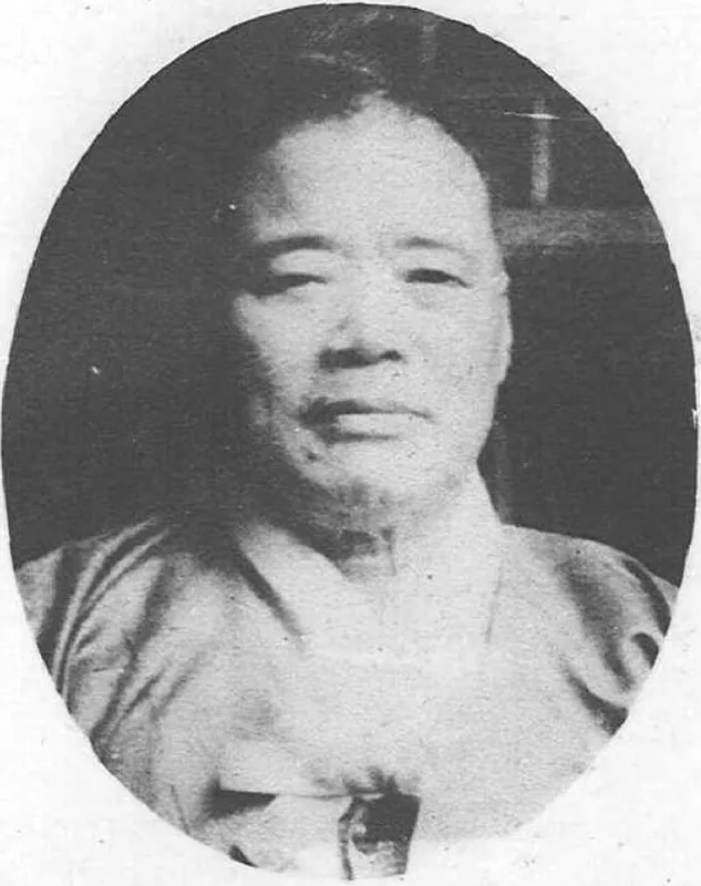 한복 차림의 노년 남자를 타원형 틀에 담은 흑백 사진