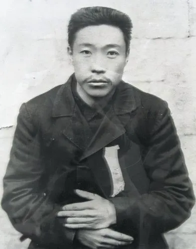 검은 옷을 입은 안중근 의사가 손을 앞에 모은 흑백 인물사진