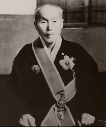 두루마기에 띠를 두른 김창숙 선생의 흑백 인물사진