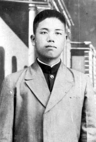 양복 차림의 조명하 의사 상반신 흑백 인물사진