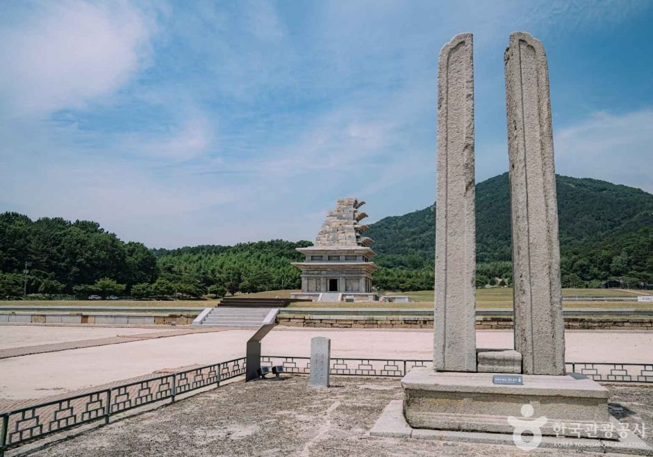 미륵사지 당간지주와 서탑