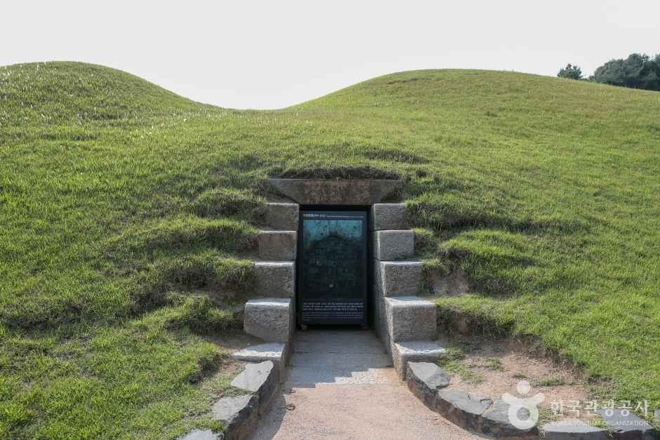 공주 왕릉원 고분 입구