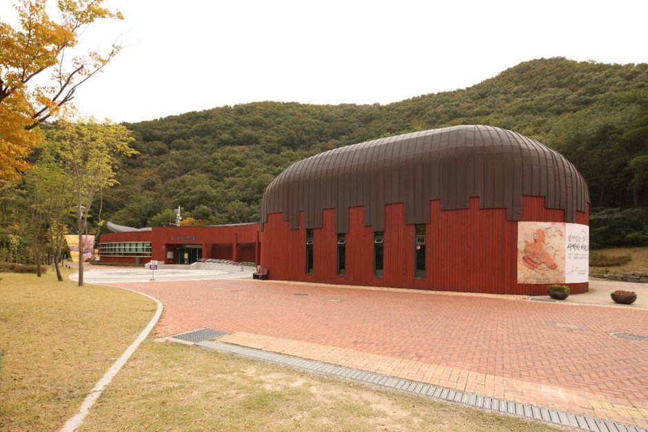 붉은 벽의 울산암각화박물관 건물