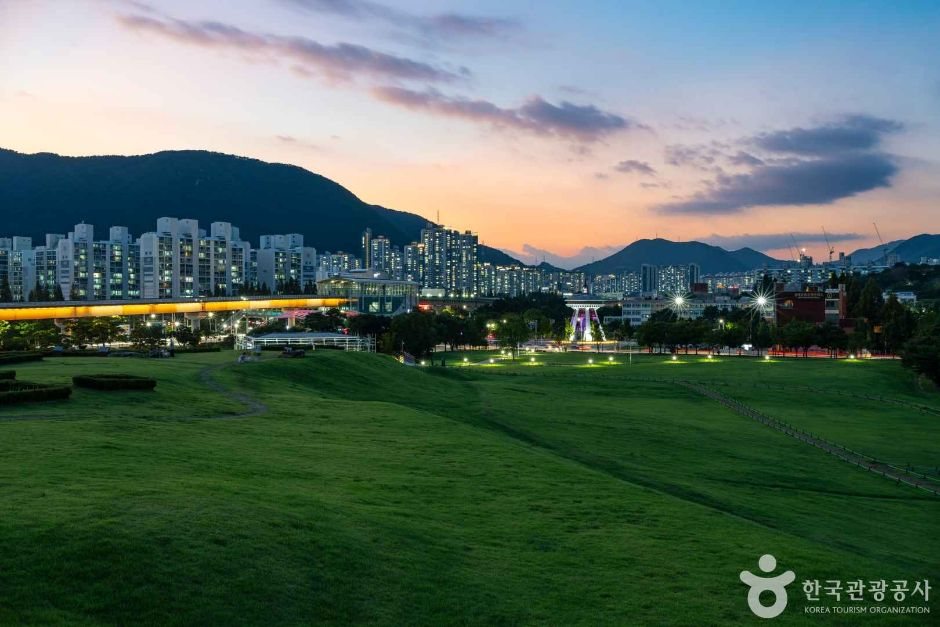 해 질 녘 김해 시내와 대성동 고분군