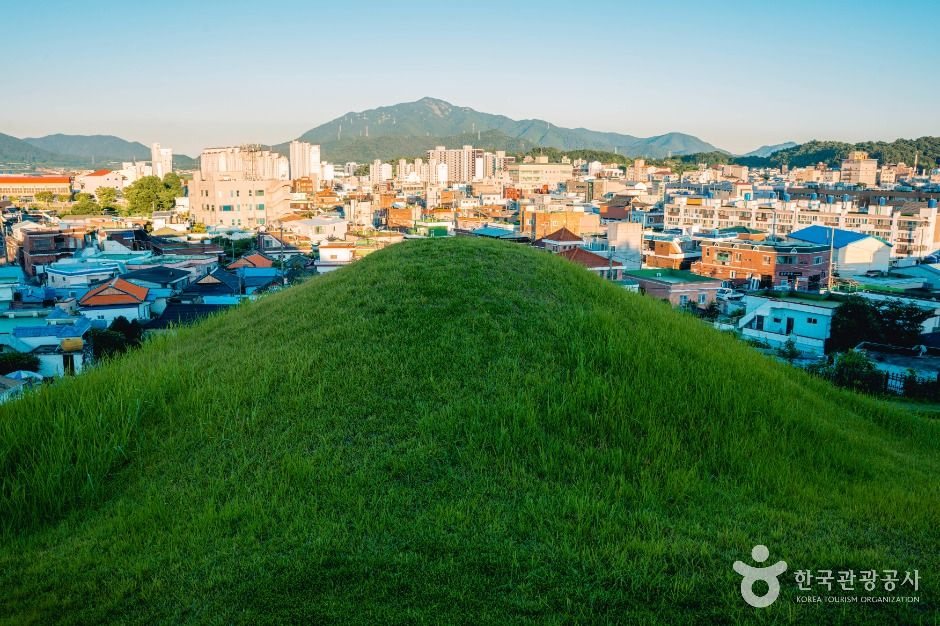 고성 읍내와 송학동 고분군 봉분