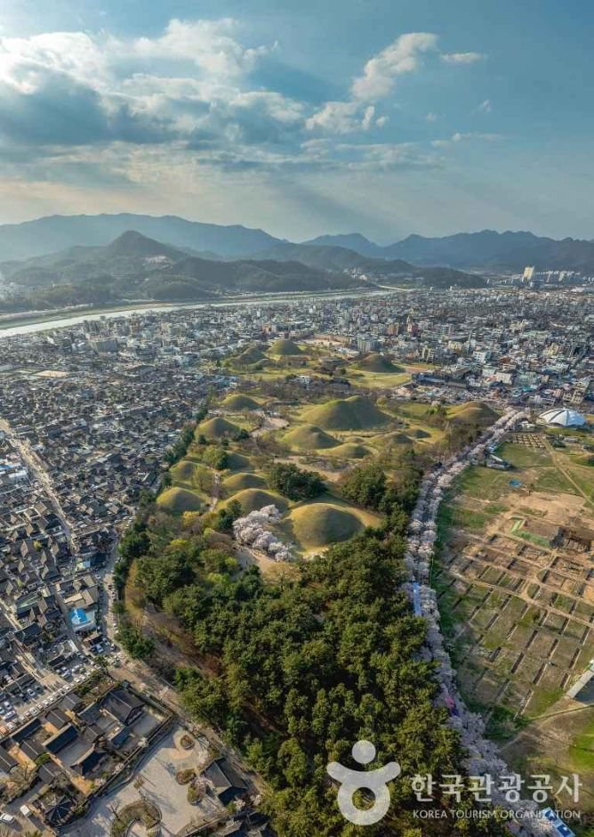 경주 시내와 대릉원 항공사진