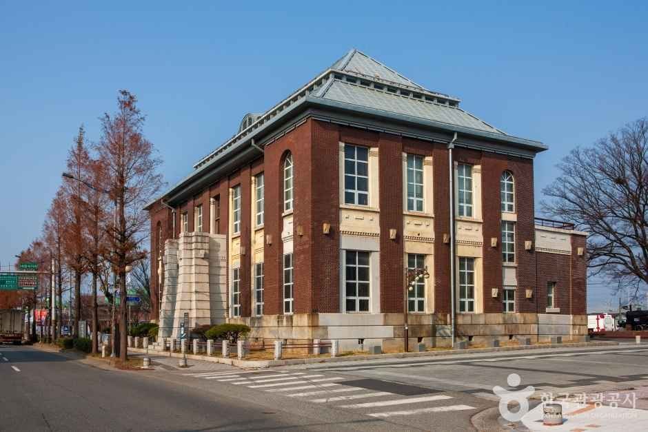 구 조선은행 군산지점 붉은 벽돌 건물