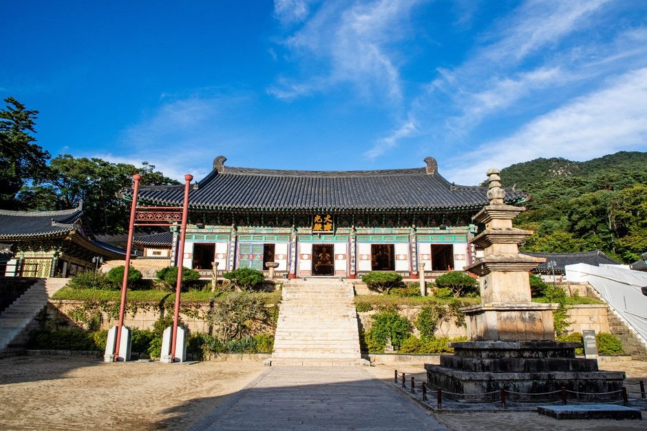 계단 위 대적광전과 마당의 석탑