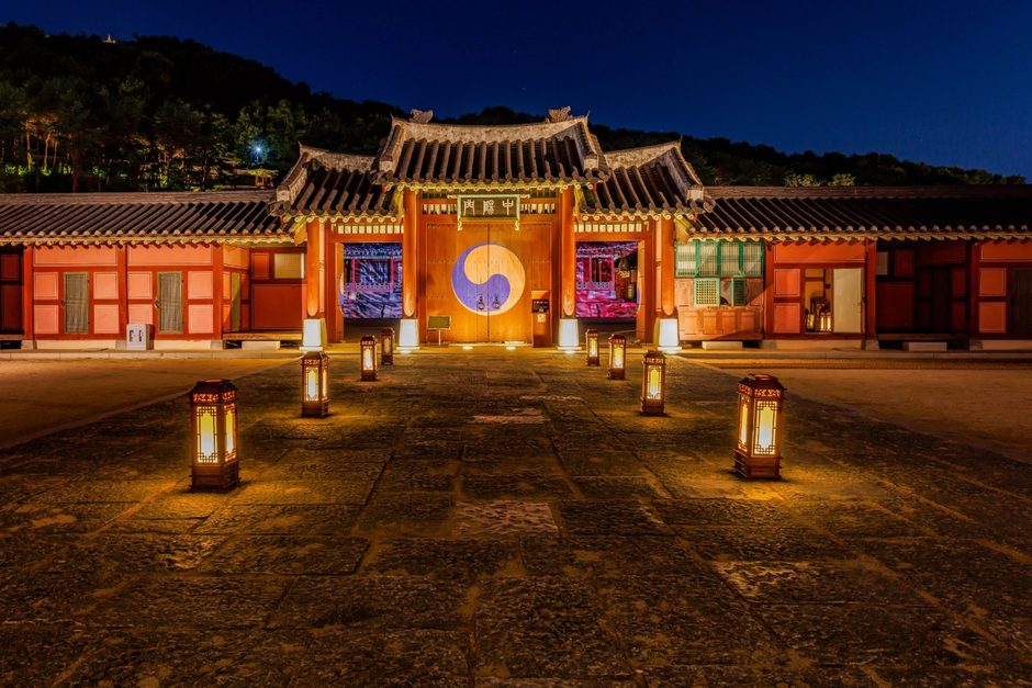 등불을 밝힌 밤의 화성행궁 문