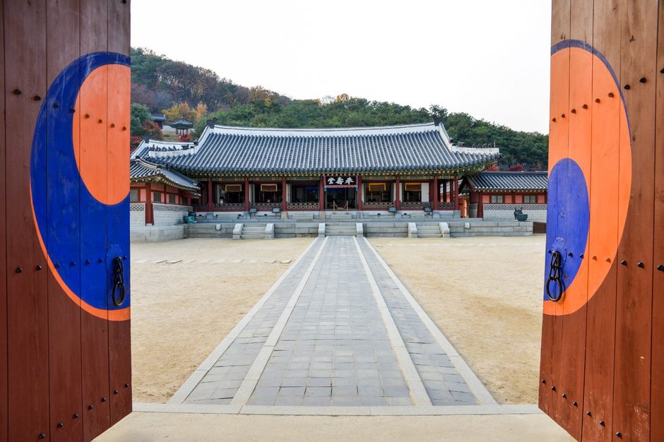 활짝 열린 문 사이로 보이는 화성행궁 마당과 전각