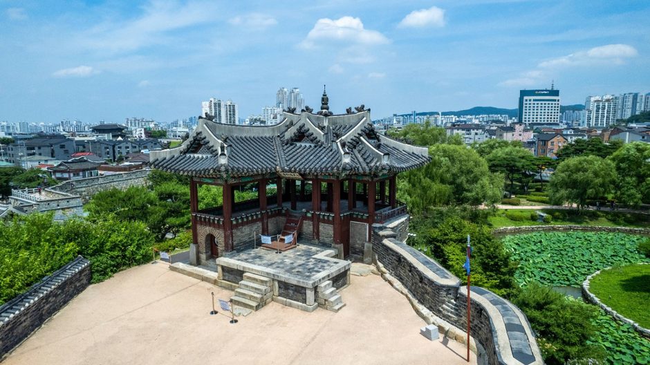 연못 용연과 그 위 언덕의 방화수류정