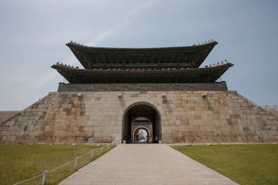 큰 누각을 올린 화성의 성문