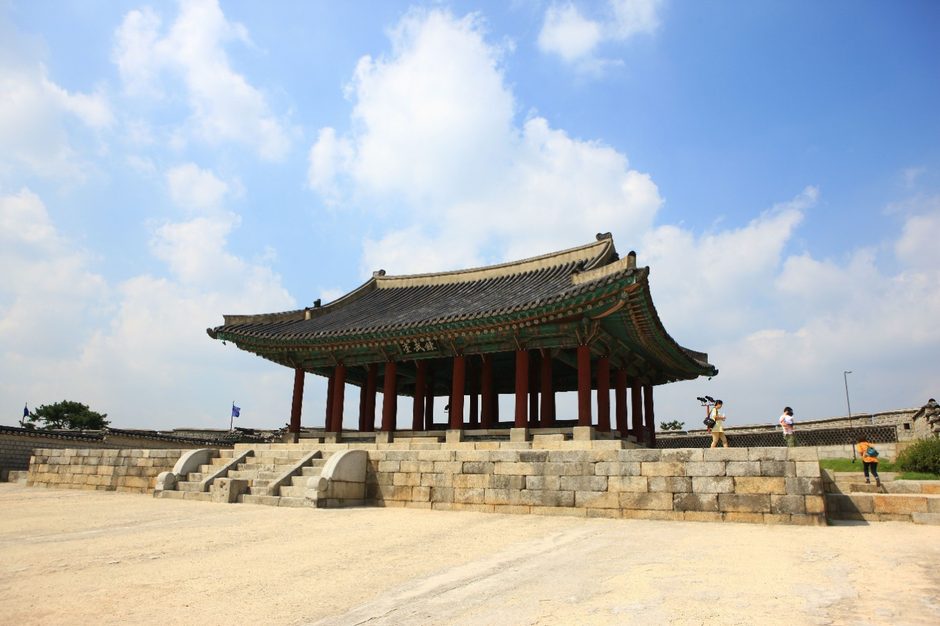 넓은 터 위에 선 연무대 누각