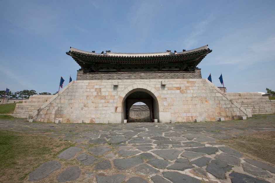 돌로 쌓은 화성 성문
