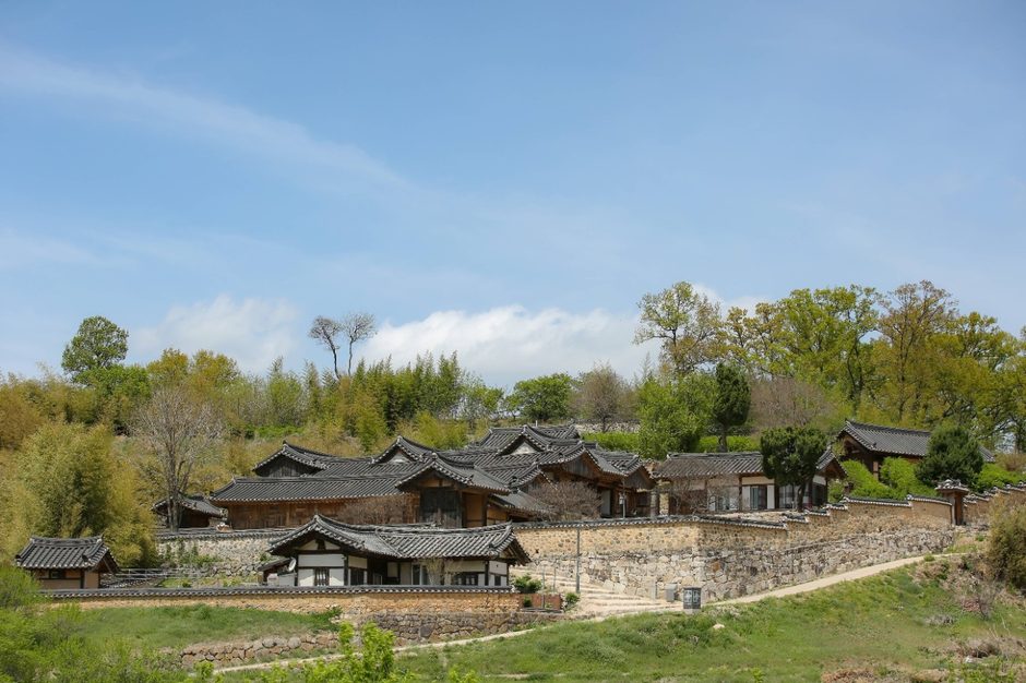 산자락에 앉은 양동마을 기와집들