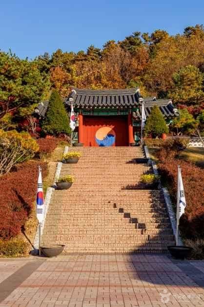 안성3·1운동기념관 계단과 문