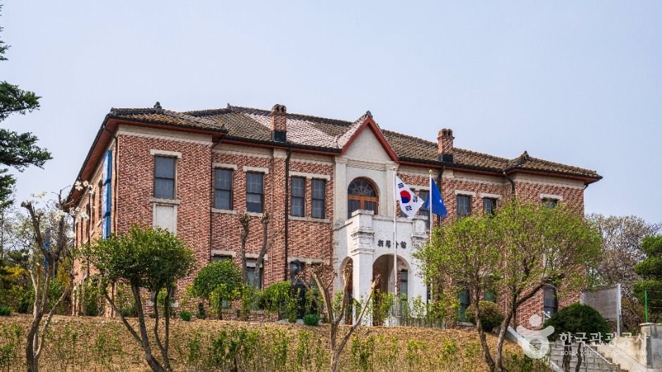 대구 조양회관 붉은 벽돌 건물