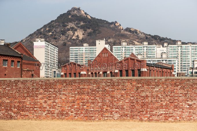 서대문형무소 담장과 옥사