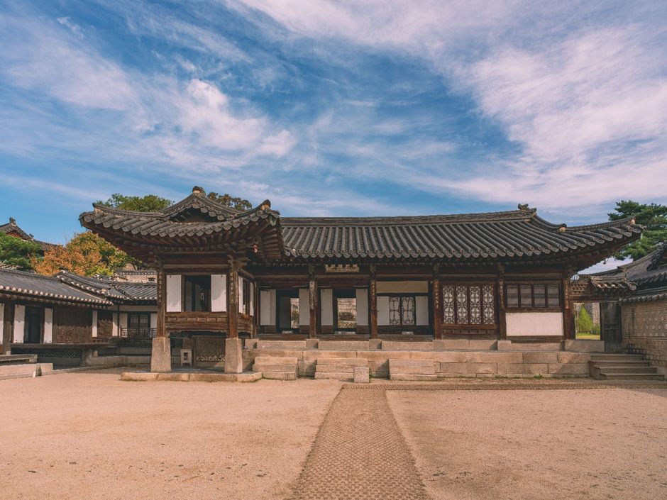 창덕궁 안의 전각과 넓은 마당