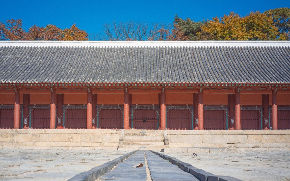 종묘 정전과 앞마당의 넓은 돌 기단