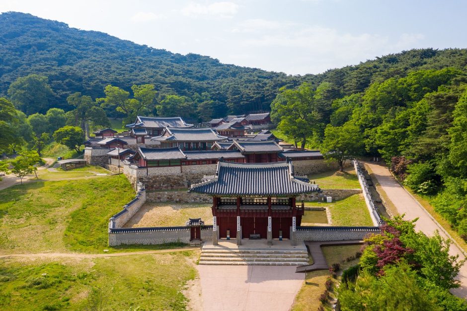 산자락에 층층이 앉은 남한산성 행궁 전경