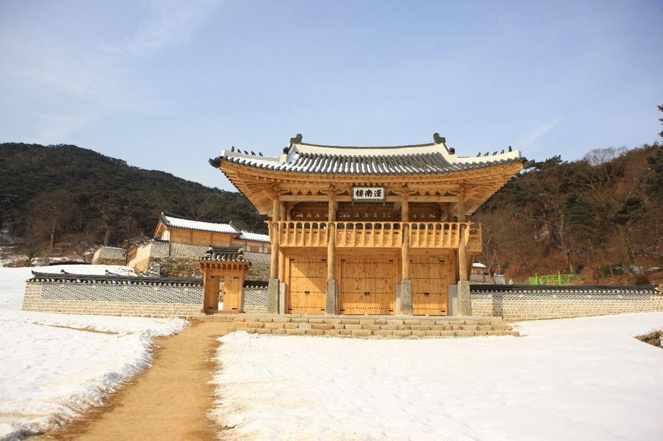 눈 쌓인 마당 너머 누각 문