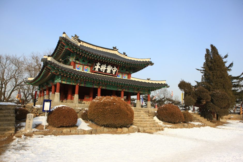 돌 기단 위에 선 두 층 누각 수어장대