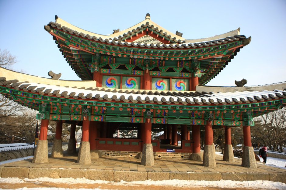 수어장대의 화려한 처마와 단청