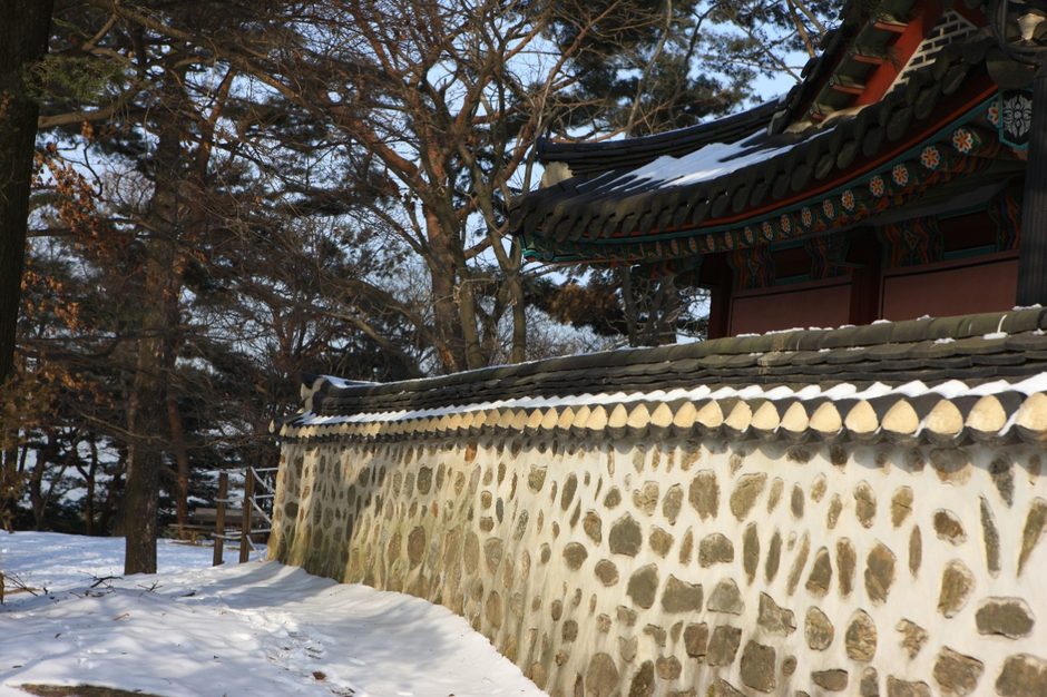 눈 덮인 성벽과 작은 문