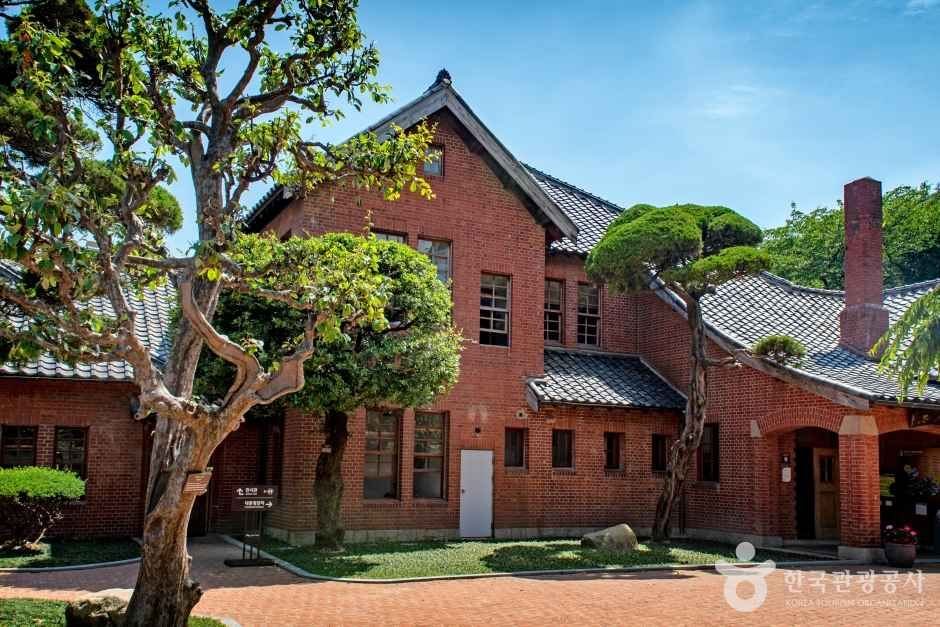 부산 임시수도기념관 붉은 벽돌 건물