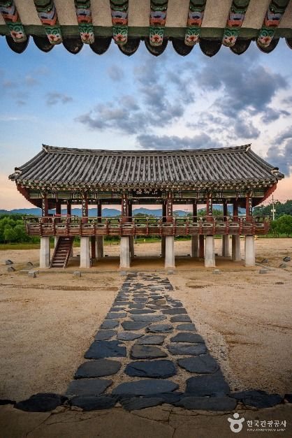 해 질 녘 돈암서원 들머리 길