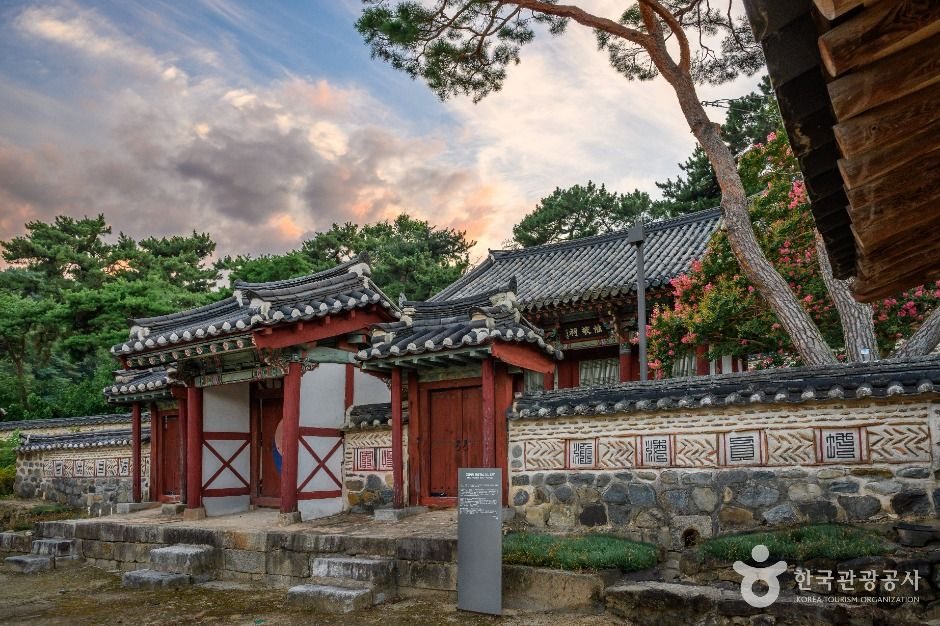 돈암서원 사당 앞 문과 담장