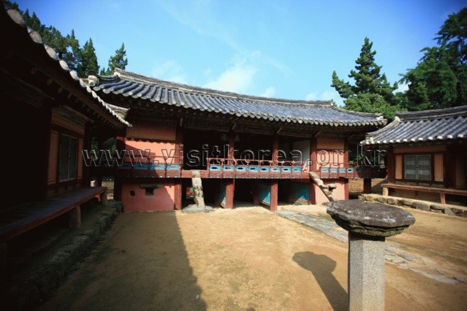 옥산서원 안마당과 무변루