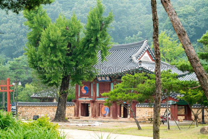 은행나무 너머 필암서원 확연루