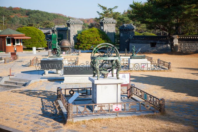 영릉 입구 과학기구 복원품