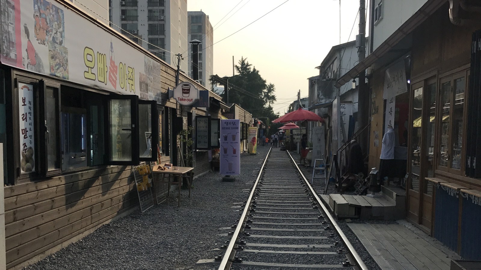 군산 경암동 철길마을 — 선로 양옆으로 바짝 붙어 선 집들