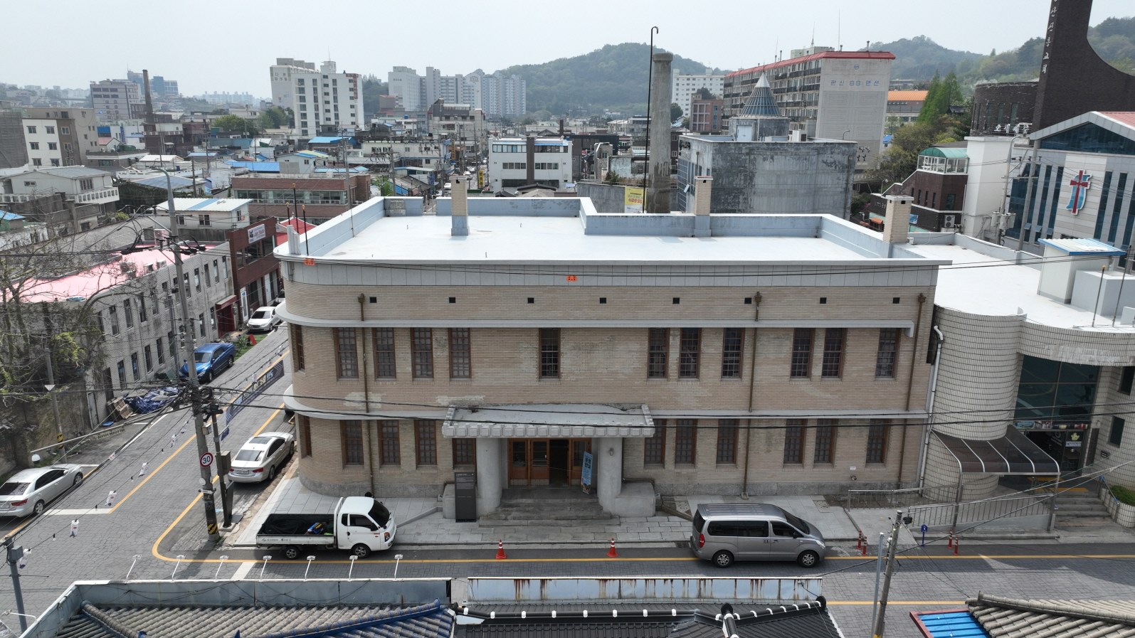 구 조선식량영단 군산출장소 — 1938년 세워진 2층 벽돌 건물