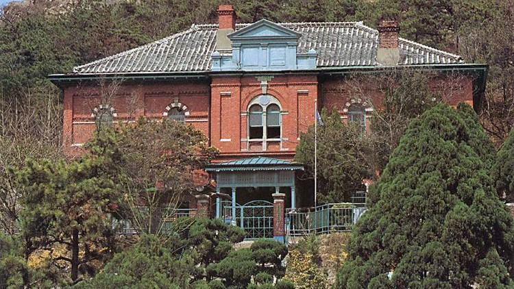 구 목포 일본영사관 — 유달산 자락에 선 붉은 벽돌 2층 건물