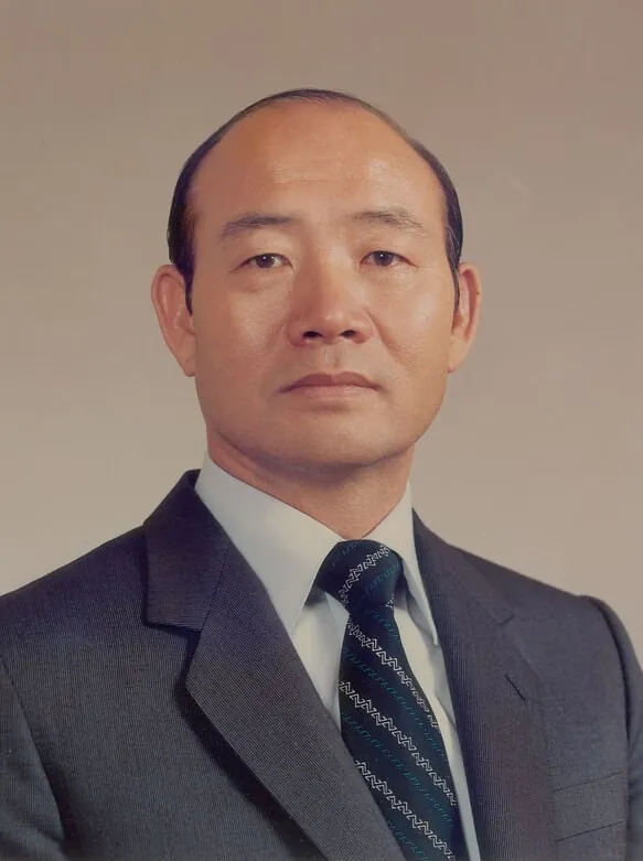 양복에 넥타이를 맨 남성의 컬러 공식 초상