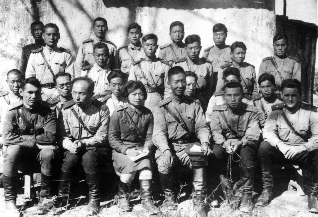소련식 군복을 입은 군인 수십 명이 여러 줄로 앉고 서서 찍은 단체 사진