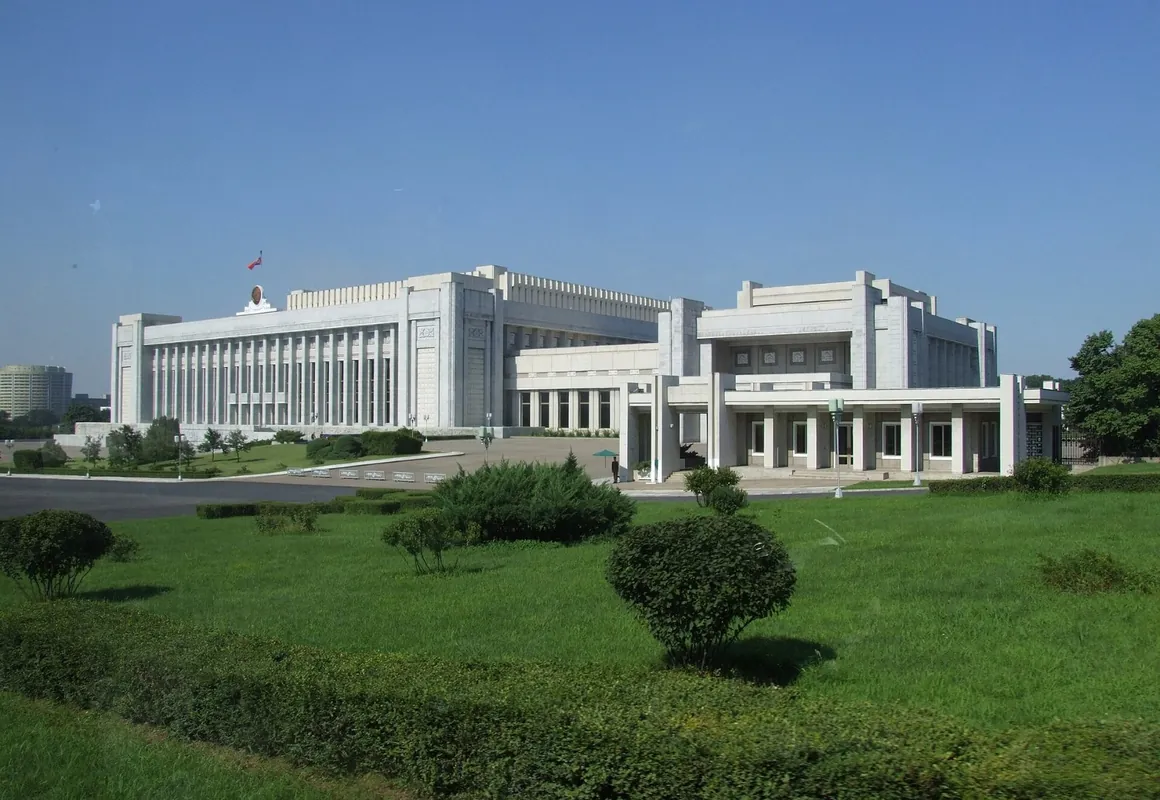 잔디밭 너머 가로로 긴 흰 석조 건물
