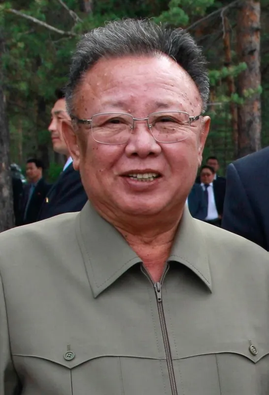 인민복 차림에 안경을 쓴 김정일이 웃고 있는 사진