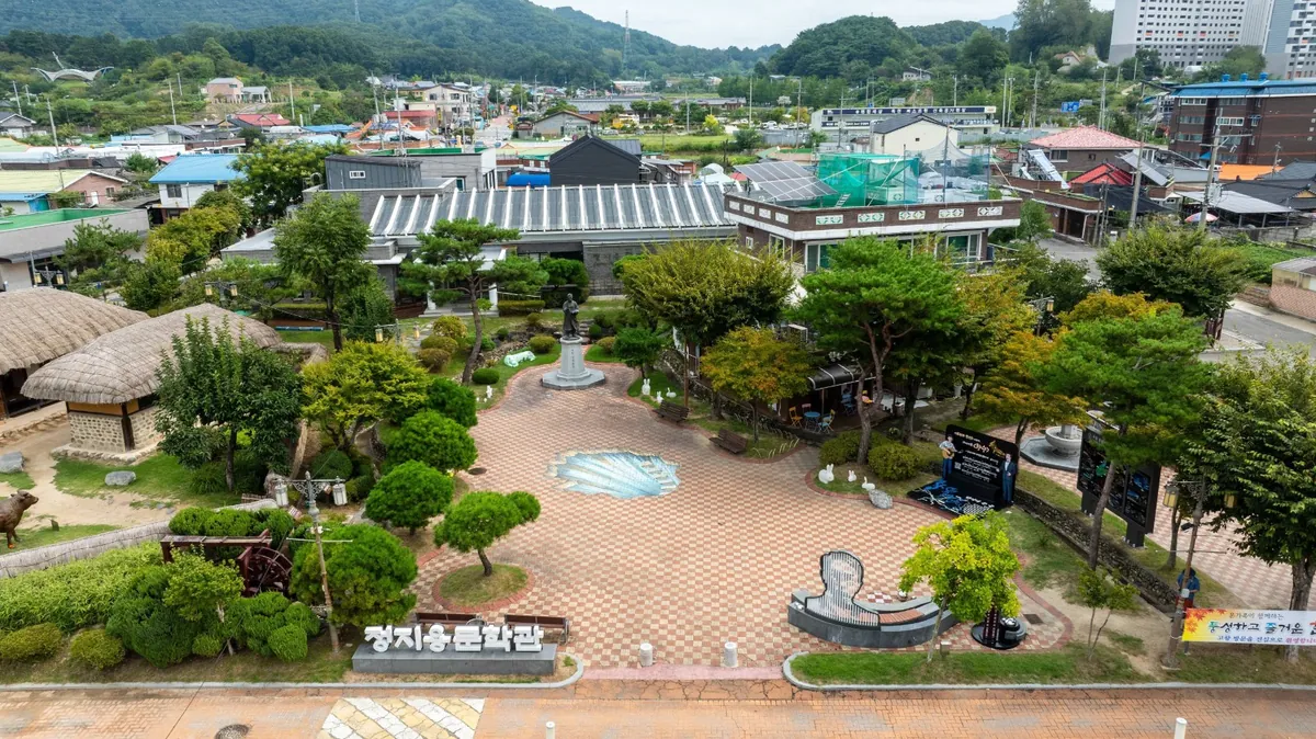 한옥과 정원, 문학관 건물이 모인 마을을 하늘에서 내려다본 모습